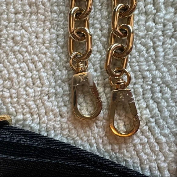 Louis Vuitton Bubblegram Black Clutch with Gold Chain - Picture 4 of 9